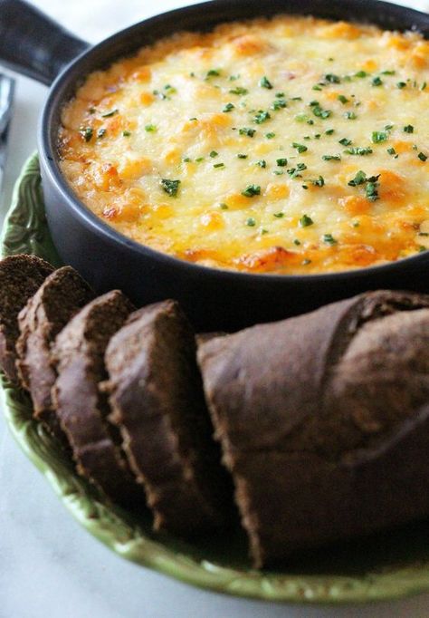 Classic Reuben Dip perfect for St Patrick's Day … St Patrick's Day Appetizers, Reuben Sandwich Classic, Reuben Dip, St Patricks Day Food, Queso Dip, Saint Patties, Buffalo Chicken Dip, Snacks Für Party, Irish Recipes