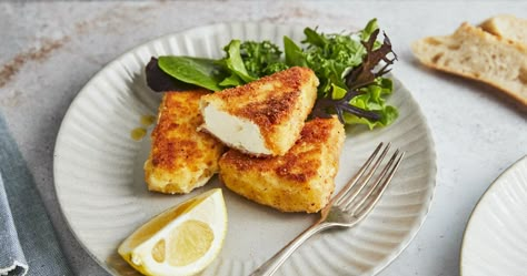 Saganaki – die super leckere griechische Vorspeise mit Feta einfach selber machen: Mit unserem Rezept gelingt dir das blitzschnell! German Food, Eggs Benedict, Mozzarella, Feta, Comfort Food, Food To Make, French Toast, Grilling, Low Carb