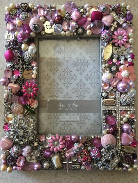 Embellished Picture Frames, Jeweled Mirrors Ideas, Beaded Photo Frame, Decorated Photo Frames, Jewellery Mirrors, Diy Picture Frames Crafts, Decorated Frames, Photo Frame Diy, Jeweled Picture Frame