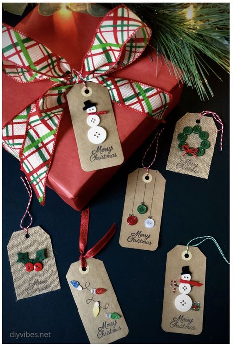 Christmas Gift Labels Diy, Button Gift Tags Christmas, Diy Christmas Gift Tags Easy, Christmas Labels Diy Tags Ideas, Diy Gift Tags Ideas, Diy Christmas Gift Tags, Diy Name Tags, Homemade Gift Tags, Diy Gift Tags