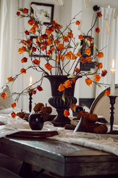 A Whimsical Halloween Table Setting Halloween Floral Arrangements, Halloween Table Settings, Pumpkin Table Decorations, Halloween Outside, Halloween Mantle, Halloween Floral, Halloween Music, Halloween Flowers, Elegant Halloween