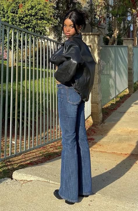 90s Flare Jeans Outfit, Flare Jeans Outfit Aesthetic, Bby Bruh, Y2k Fashion Winter, Flair Jeans Outfit, Y2k Winter Outfits, Flare Jeans Outfit, Blue Jean Outfits, Blue Flare Jeans