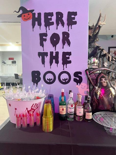 Halloween 21st Bday Party, Halloween Drink Bar Ideas, Halloween Small Party Ideas, Halloween Picture Wall Party, 21 Halloween Birthday Party, Halloween Party Room Decor, Halloween Decorations House Party, Spooky 21st Birthday, 21st Birthday Ideas Halloween