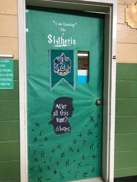 Harry potter theme classroom Slytherin Classroom, English Day Ideas, Harry Potter Classroom Door, Door Decorations Dorm, Pottery Classroom, Library Harry Potter, Slytherin Decor, Hogwarts Classroom, Harry Potter Door