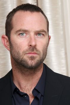 Sullivan Stapleton, Blue Eyed Men, Australian Actors, Woo Hoo, Unique Faces, Ultimate Spiderman, Actors Images, Young Actors, Famous Men