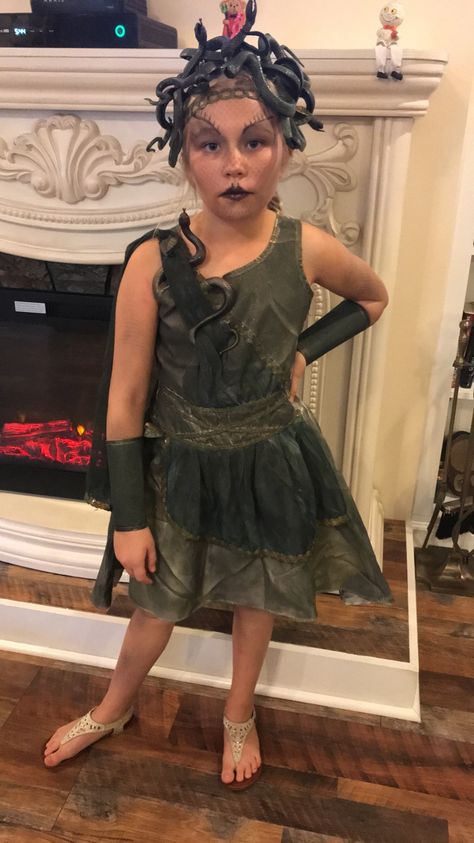 Kids Medusa DIY Halloween costume Medusa Family Costume, Medusa Dress Up, Medusa Dti Outfit, Medusa Dress Diy, Medusa’s Halloween Costume, Halloween Diy Kids, Medusa Costume, Diy Halloween Costumes For Kids, Diy Halloween Costume