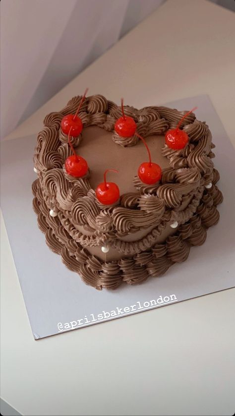 Vintage Birthday Cakes Chocolate, Vintage Chocolate Cake Decoration, Chocolate Cake Aesthetic Vintage, Aesthetic Cake Decor, Chocolate Heart Cake Decoration, Chocolate Aesthetic Cake, Vintage Cake Chocolate, Birthday Cake Aesthetic Chocolate, Heart Shaped Chocolate Cake