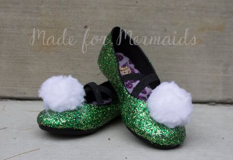 Halloween Crafts Snacks, Diy Tinkerbell Costume, Tinkerbell Shoes, Tinkerbell Outfit, Bell Shoes, Shoes Tutorial, Made For Mermaids, Tinkerbell Party, Glitter Bottle