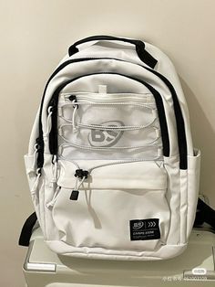 Belongings For Dr, Bag School Aesthetic, Backpack Aesthetic, Stylish School Bags, Aesthetic Backpack, School Bag Essentials, Inside My Bag, White Backpack, Stationary School