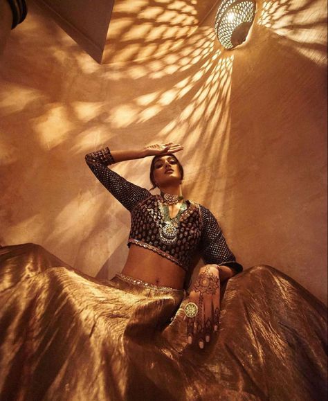 Photoshoot Lehenga, Desi Photoshoot, Studio Photography Poses, Indian Look, Indian Photoshoot, Saree Photoshoot, Model Poses Photography, Fashion Photography Inspiration, Indian Aesthetic