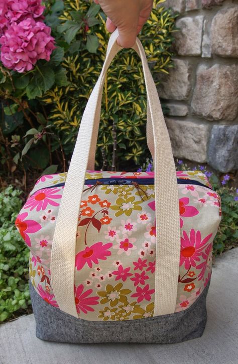 Overnight Bag Pattern, Sac Week End, Sewing Purses, Duffle Bags, Bags Tutorial, Fabric Bags, Quilted Bag, Overnight Bag, Tote Purse