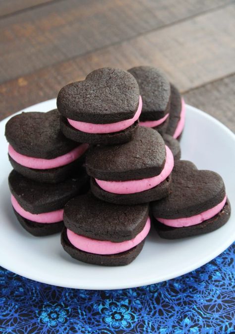 Valentine Sandwich Cookies - Love to be in the Kitchen Valentine Sandwich Cookies, Valentine Pretzels, Homemade Oreos, Valentines Cookies, Cookies Bars, Recipes Cookies, Heart Shaped Cookies, Valentines Day Food, Delicious Cookies