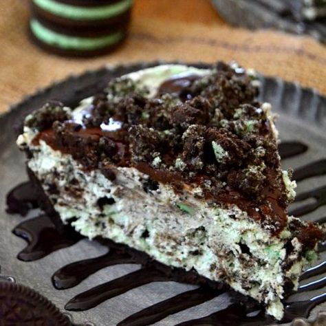 Grasshopper Pie Recipe, Chocolate Ganache Topping, Mint Desserts, Grasshopper Pie, Oreo Pie, Mint Oreo, Bake Goods, Mint Chocolate, Chocolate Ganache