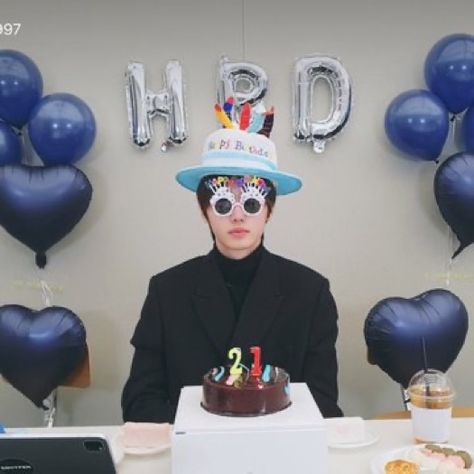 #sunghoon Happy Birthday Icons, 14th Birthday Cakes, Birthday Icon, Happy Birthday Meme, Happy Birthday Video, Singing Happy Birthday, Funny Kpop Memes, 17th Birthday, Birthday Meme