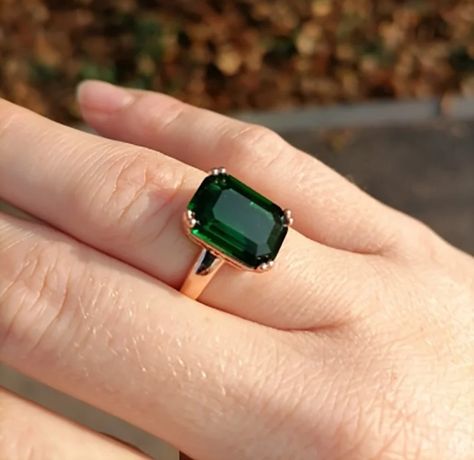 Emerald Rings For Women, Emerald Ring Design For Men, Emerald Ring Designs For Women, Crystal Wedding Ring, Emerald Ring Design, Stone Ring Design, Green Stone Ring, Ring Couple, Natural Emerald Rings