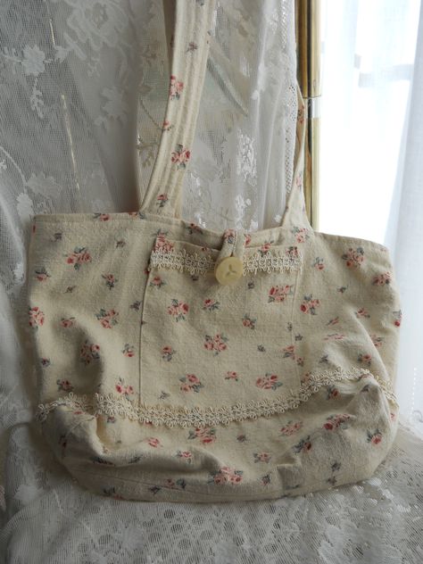 Shabby Chic tote bag sewn by Kate Stern. Hand Sewn Tote Bag, Sewn Tote Bags, Sewn Purse, Sunday Morning Aesthetic, Tote Bags Diy, Parents Aesthetic, Shabby Chic Clothing, Sewn Bags, Purses Diy