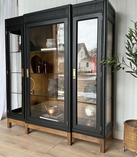 || AVAILABLE || Vintage Drexel Heritage, “passage” display cabinet in campaign style🤩 Recessed brass hardware with backplate. Excellent quality, exceptional craftsmanship. Glass shelves are extremely sturdy! Soft black and muted, medium brown toned oak with a bit of texture. Would be perfect in a neutral room for an in house library with books and bit of a decor😍 Measures 54” w x 16” d x 58” h. Located in Elrose, Saskatchewan. Delivery available- Saskatchewan and Alberta wide. Send a... Display Cabinet Ideas Living Room, Glass Display Cabinet Ideas, Hardware With Backplate, Living Room Glass Cabinet, House Library, Showcase Cabinet, Glass Showcase, Furniture Flip, Drexel Heritage