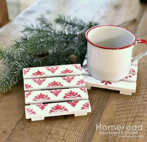 Gift project Mini Pallet Christmas Drink Coasters Snacks Christmas, Mini Pallet Coasters, Pallet Coasters, Mini Crates, Red Crafts, Christmas Drink, Storage Crate, Illustration Christmas, Coaster Crafts