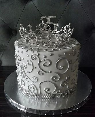 25th Birthday Cake Ideas, Silver Birthday Cake, Queens Birthday Cake, Tiara Cake, Bolo Red Velvet, 25th Birthday Cakes, 25th Birthday Parties, 21st Birthday Cakes, Princess Birthday Cake