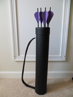 DIY Cosplay Quiver -- i'd like to get some real archery lessons in before i ever cosplay an archer, but MAN i really want to! Diy Kate Bishop Costume, Kate Bishop Cosplay Diy, Hawkeye Costume Diy, Hawkeye Quiver, Quiver Diy, Diy Quiver, Hawkeye Cosplay, Arrow Cosplay, Arrows Diy