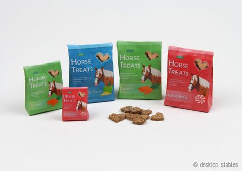 Packaging for horse treats plus an easy way to make miniature treats for your models! Schleich Diy Accessories, Diy Horse Barn, Schleich Horses, Horse Food, Horse Treats, Horse Crafts, Horse Accessories, Mini Horse, Horse Diy