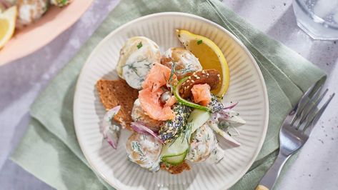 Potato and smoked salmon salad with bagel chips Mary Berg Potato And Lox Salad, Mary Makes It Easy Potato Salad, Lox Salad, Picnic Sides, Mary Makes It Easy, Kid Friendly Salad, Salmon Baked, Smoked Salmon Salad, Mary Berg