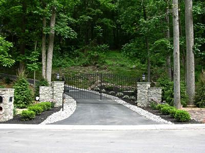 Asphalt and rock border Driveway Drive Up Driveway House, End Of Driveway Ideas Entrance, Driveway Gate Ideas, Property Entrance, Pavers Driveway, Gated Driveway, Landscaping Entrance, Grey Pavers, Automatic Gates Driveways