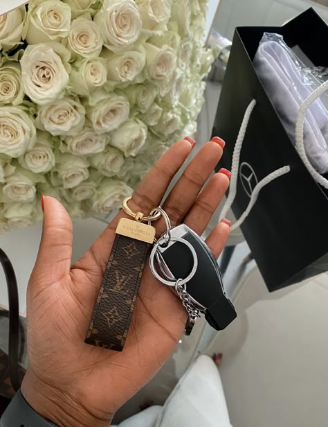 Car Key Ring Aesthetic, Car Keys Keychain Aesthetic, Car Key Aesthetic, Baddie Airport Outfits, Car Keychain Aesthetic, Car Keys Aesthetic, Black Ceo, Luxury Life Goals, Car Keys Keychain