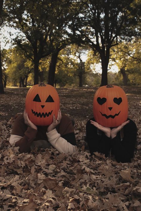 Pumpkinhead photoshoot Pumpkinhead Photoshoot, Pumpkin Head Photoshoot, Spooky Photoshoot, Head Photoshoot, Photoshoot Friends, Pumpkin Head, Best Friend