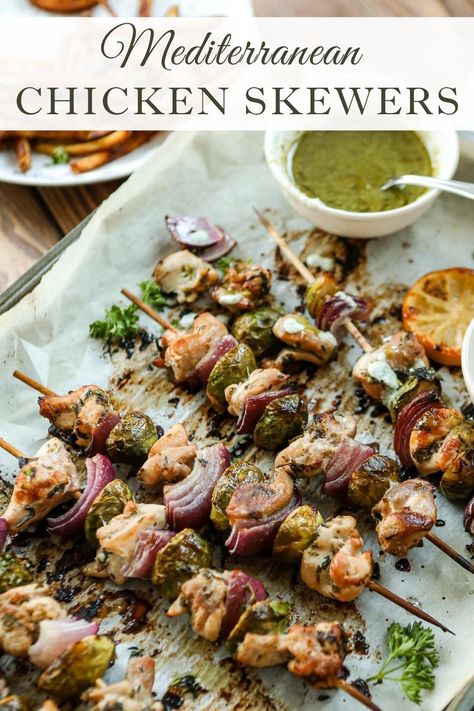 Mediterranean Chicken Skewers Recipes, Mediterranean Buffet Ideas, Medditeranean Food Recipes Chicken, Mediterranean Skewers, Mediterranean Chicken Kabobs, Mediterranean Chicken Skewers, Mediterranean Kabobs, Mediterranean Board, Mediterranean Buffet