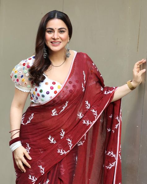 I Love That My Saree is so Christmasy!!! 🎄 #Preeta #KundaliBhagya @zeetv | Instagram Shraddha Arya Saree, Shraddha Arya, Bollywood Designer Sarees, Maroon Saree, Bridal Dress Design, Stylish Sarees, Beautiful Women Over 40, Indian Actress Hot Pics, Saree Look