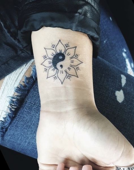 Ying Yang Sun Tattoo, Yin Yang Flower Tattoo, Ying Yang Tattoo Ideas, Bestie Tats, Yin Yang Flower, Jing Y Jang, Meaning Tattoos, Ying Yang Tattoo, Sailor Moon Tattoo