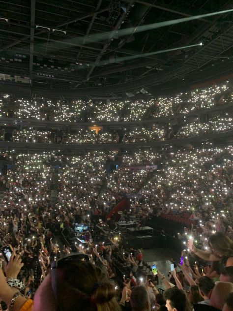 Crowd Of People Aesthetic, Concert Crowd Aesthetic, Crowd Aesthetic, Door Core, Spinnin Tour, Matching Friend Tattoos, Concert Crowd, Flash Lights, Matching Friend