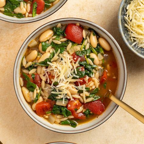 White Bean Soup with Escarole Soup With Escarole, Escarole Recipes, Easy Healthy Soup, Easy Soup Recipes Healthy, Seafood Soup Recipes, Italian Soup Recipes, Creamy Soup Recipes, Hearty Vegetable Soup, Cycle Syncing