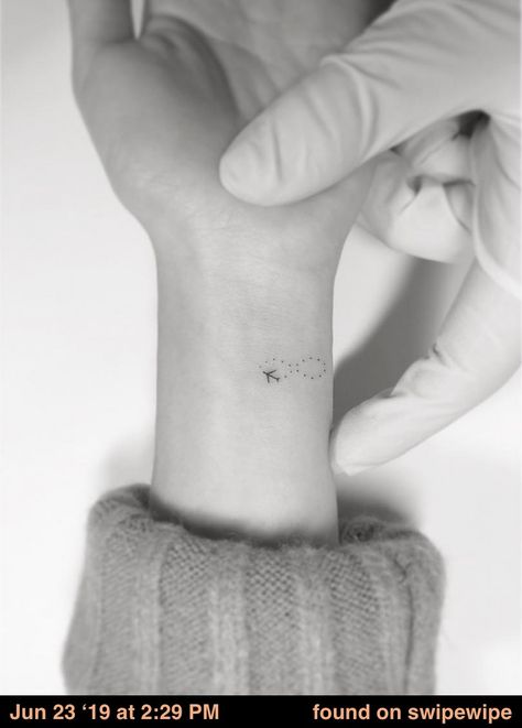 Diy Tattoo Ideas, Plane Tattoo, Airplane Tattoos, Tiny Tats, Tattoo Zeichnungen, Small Girl Tattoos, Petite Tattoos, Mini Tattoo, Small Meaningful Tattoos