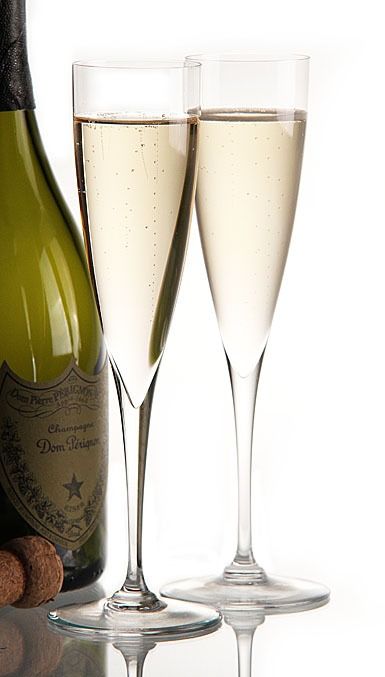 Dom Perignon Champagne Don Perignon, Spirit Drink, Pinot Noir Wine, Champagne Bubbles, Champagne Bar, Toasting Flutes, Crystal Champagne, Champagne Glasses, Champagne Flutes