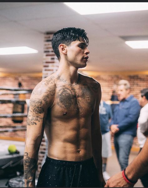 Muay Thai Hairstyles, Boxer Hairstyles, Boxing Haircut, Rayan Garcia, Mma Fighters Men, Ryan Garcia Aesthetic, Ryan Garcia Tattoo, Ryan Garcia Haircut, Boxing Hairstyles