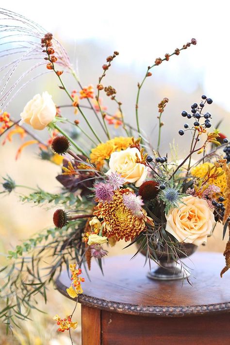 The Most Beautiful Autumn Arrangement, Ever | Autumn 2017 Flower Ideas | Modern Autumn Wedding Bouquet Ideas | Modern Autumn Wedding Flower Ideas | Pantone Fall 2017 Colour Trends Flowers // JustineCelina.com x Rebecca Dawn Design Autumn Arrangements Ideas, Flower Thoughts, Pantone Fall, Fall Artwork, Tafel Decor, Fall Flower Arrangements, Fall Floral Arrangements, Artwork Inspiration, Flower Guide