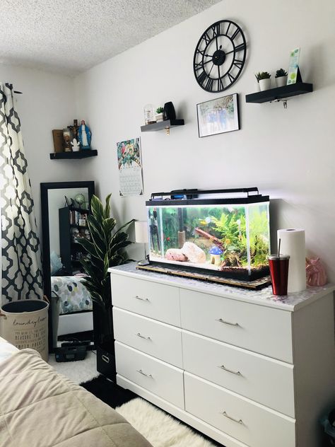 White dresser with a fish tank.☺️ Bedroom Ideas With Fish Tanks, Fish Tanks In Bedrooms Aesthetic, Aesthetic Room With Fish Tank, Aquarium In Room Aesthetic, Fish Tank In Nursery, At Home Fish Tank, Fish Tank On Dresser, Fish Tank Bedroom Ideas, Fish Tank Apartment