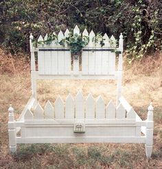 Picket Fence Headboard, Picket Fence Decor, Shabby Chic Headboard, Fence Headboard, Small Water Fountain, Violet Room, Headboard Diy, Sunshine Design, Beautiful Headboards