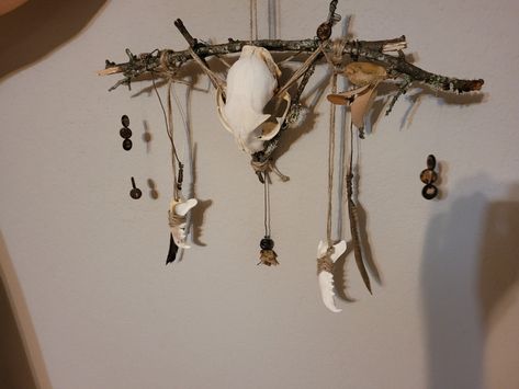 Halloween witch totem decoration Bone Hanging Decor, Viking Halloween Decorations, Bone Art Diy, Diy Antler, Bone Decor, Deer Antler Decor, Pagan Crafts, Taxidermy Art, Bone Crafts