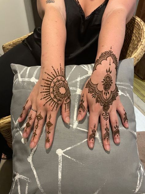 Color Henna Tattoo, Jagua Henna Tattoo, Desi Tattoo Design, Fingertip Henna, Swiftie Tattoo, Henna Aesthetic, Small Henna Designs, Henne Tattoo, Henna Flower Designs