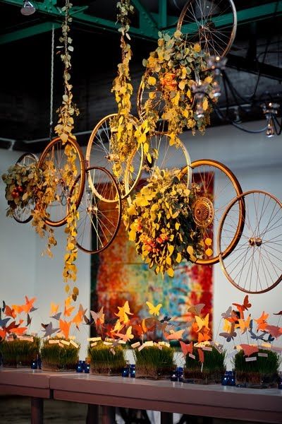 . Autumn Window Display, Bicycle Wedding, Decoration Vitrine, Bicycle Wheels, Party Room, Bike Wheel, Deco Floral, Store Displays, The Ceiling