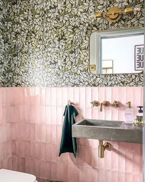 Jungalow Bathroom with Foliage Patterned Wallpaper and Pink Subway Tile Ck Homestyle, Small Ensuite Ideas, Small Ensuite Bathroom, Pink Tile Bathroom, Wallpaper For Bathroom, Pink Bathroom Tiles, Makeover Kamar Mandi, Small Ensuite, Small Downstairs Toilet