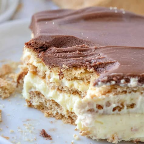 No-Bake Eclair Cake (+Video) No Bake Eclair, No Bake Eclair Cake, Eclair Cake Recipes, Chocolate Eclair Cake, Best Banana Pudding, Eclair Cake, Country Cook, Chocolate Graham Crackers, The Country Cook