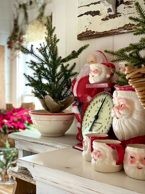 Christmas 🎄 Christmas Shelves, Trendy Christmas Decor, Santa Cups, Christmas Vignettes, Cozy Christmas Decor, Vintage Inspired Christmas, Christmas Decor Inspiration, Cottage Christmas, Christmas Interiors