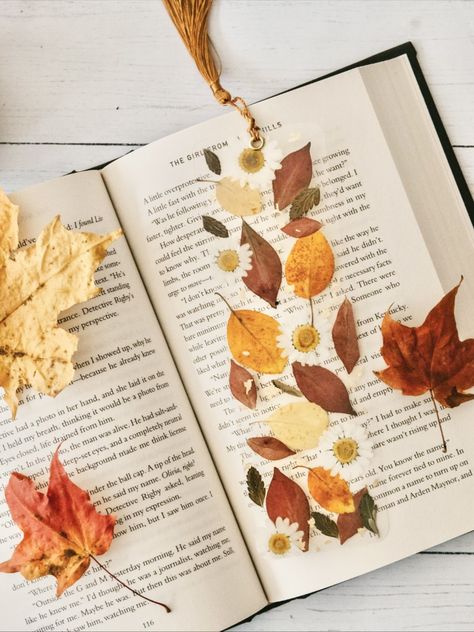 Fall Pressed Flowers, Diy Leaf Bookmarks, Pressed Leaf Bookmarks, Fall Pressed Flower Art, Pressed Fall Leaves, Diy Fall Bookmarks, Fall Flower Crafts, Fall Book Marks, Diy Pressed Flower Bookmark