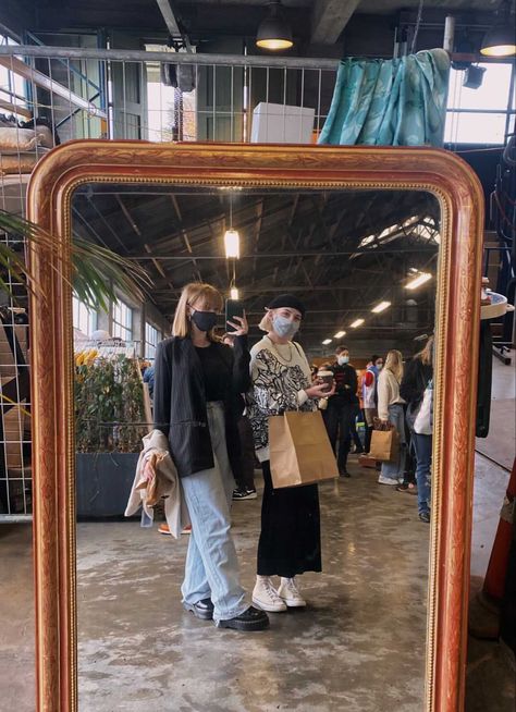 Winter outfits vintage market flea market business casual streetwear autumn outfits fall outfits Flea Market Outfit Winter, Winter Outfits Vintage, Flea Market Outfit, Business Casual Streetwear, Flea Market Business, Market Outfit, Vintage Flea Market, Outfits Vintage, Autumn Outfits