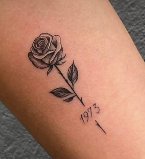 Single Rose Tattoos, Tatuagem Masculina Pequena, Rose Tattoos For Men, Rose Tattoos For Women, Small Rose Tattoo, Simple Tattoo Designs, Classy Tattoos, Discreet Tattoos, Tattoos For Daughters