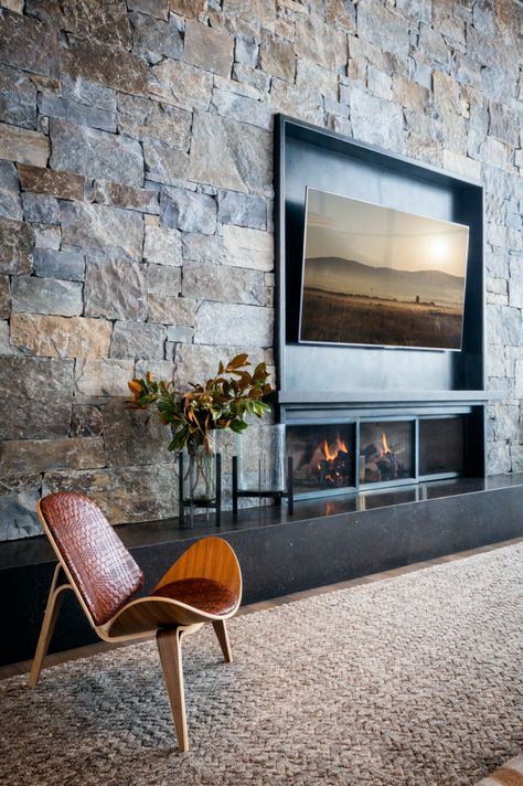 Modern Fireplace Ideas Living Rooms, Large Living Room Layout, Stone Fireplace Wall, Mountain Modern Home, Natural Stone Fireplaces, Linear Fireplace, Modern Mountain Home, Colorado Homes, Transitional House